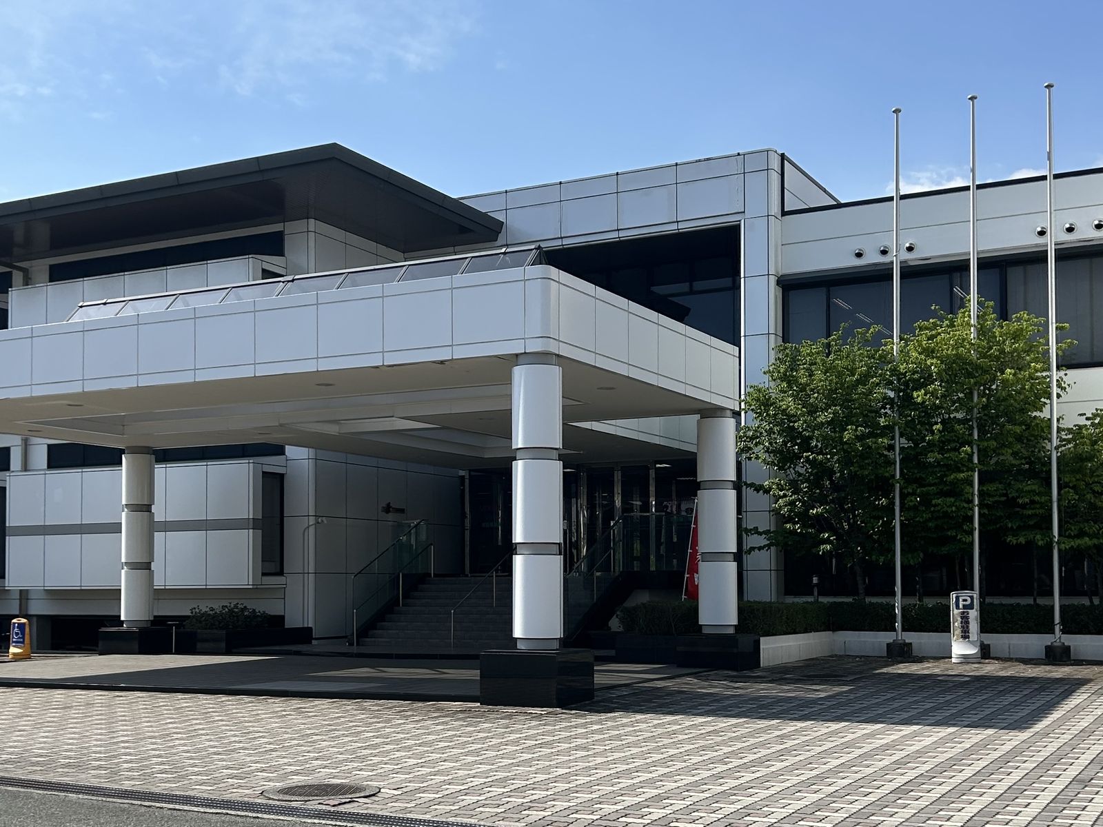 アイエムインテリア 会社外観（大川家具団地 Uゾーン展示場）