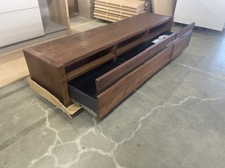 B品の在庫例（ウォルナットTVボード・引き出しを開けた状態）