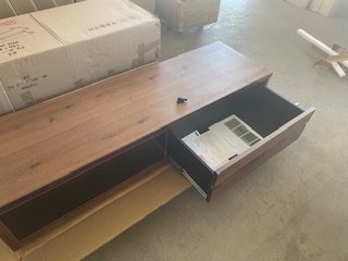 B品の在庫例（ウォルナットローボード・引き出しを開けた状態）