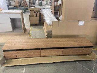 処分品の在庫例（オーク TVボード・梱包前の倉庫保管品）